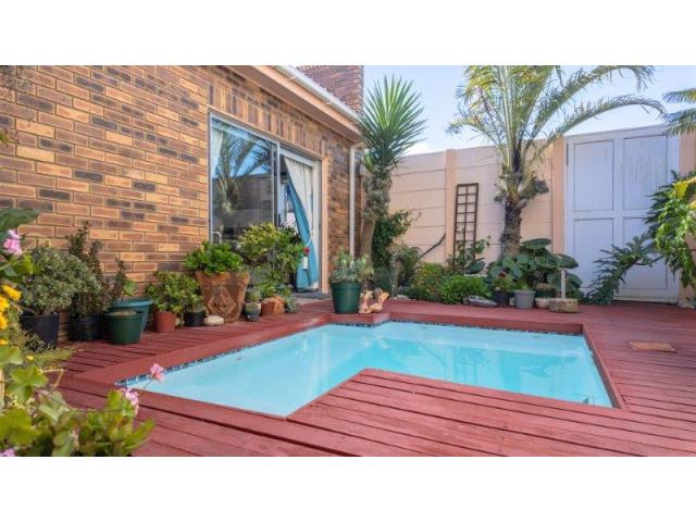 5 Bedroom Property for Sale in Stilbaai Wes Western Cape